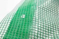 Gitterplane 1,50 x 1,00 m transparent mit grnem Gitter 250 g/m mit Nagelrand verstrkt gefaltet UV-stabil
